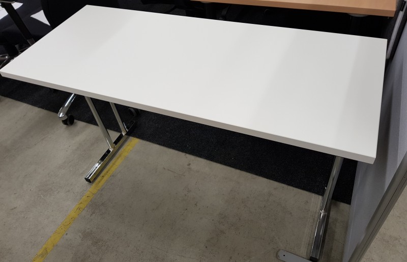 Eryk-luentopöytä taitettavalla rungolla ja valkoisella kannella. Kannen koko 120 x 50 cm. Nyt hintaan 159 € alv 0%!