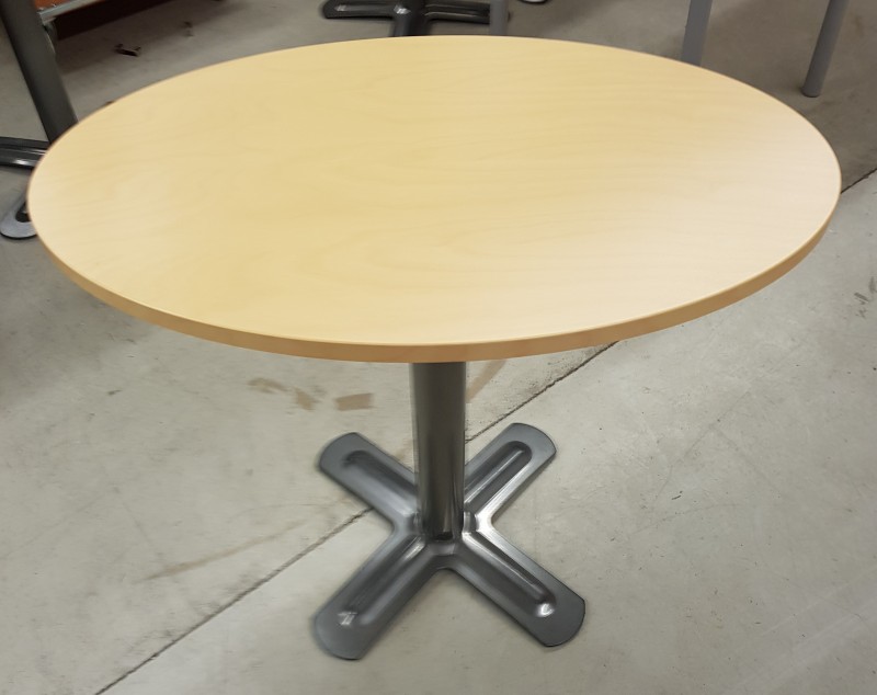 Erä ovaalinmallisia pöytiä. Kannen koko 85 x 52 cm. Pöydät hyväkuntoisia. Nyt hintaan 79 € kpl!